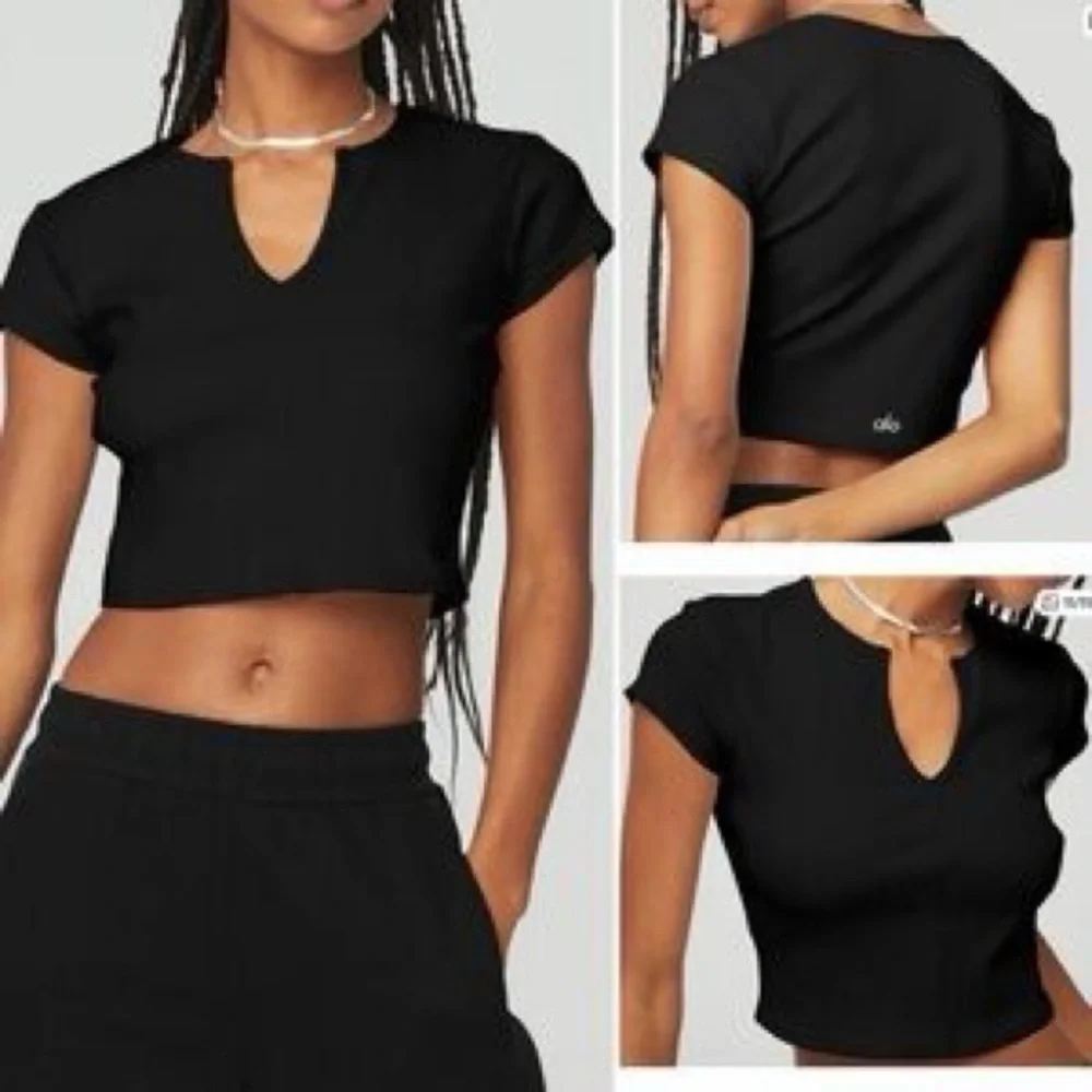 ALO Yoga Black V-Neck Crop Top - Picture 2 of 5